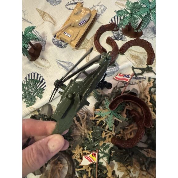 army men lot Tanks And Helicopter - Picture 11 of 13